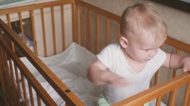Beşik görünüyor çocukta konuşuyor, atlar ve gülümsüyor.