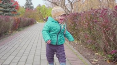 Komik ihtiyar at Sunset ekmek ile sonbahar Park el yürüyüş 1 yıl gülümseyerek. Mutlu çocukluk kavramı. Ağır çekim