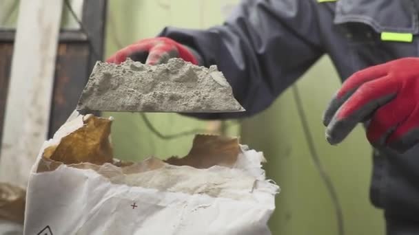 Mixing of a plaster solution by manual method . Home renovation — Stock Video