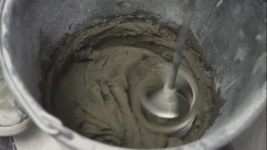Elektrikli matkapla alçı çözeltisinin karışımı. Ev yenilenmesi