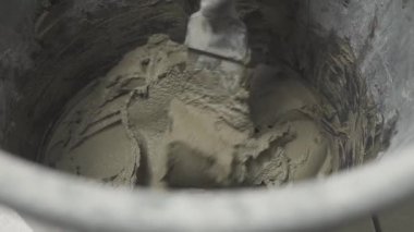 Bir sıva çözümü tarafından elle yapılan yöntem karıştırma. Ev yenileme