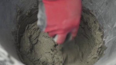 Bir sıva çözümü tarafından elle yapılan yöntem karıştırma. Ev yenileme