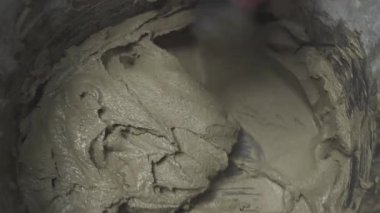 Bir sıva çözümü tarafından elle yapılan yöntem karıştırma. profesyonel Oluşturucu. portre