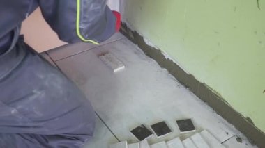 işçi bir duvara tutkal bir döşeme için geçerlidir. stedicam shoting.