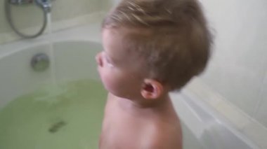Şirin bebek çocuk banyoda banyo