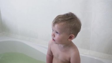 Şirin bebek çocuk banyoda banyo
