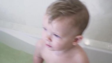 Şirin bebek çocuk banyoda banyo