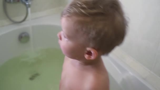 Niedliche kleine Junge unter einem Bad im Badezimmer — Stockvideo