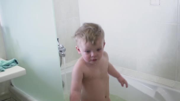 Милый мальчик, принимающий ванну в ванной — стоковое видео