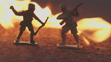 Savaş ölüm kavramı. yanan asker ağır çekim