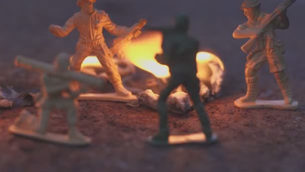 Speelgoed soldaat in het vuur. Het model van de slag scène. Het concept van de wreedheid van oorlog — Stockvideo