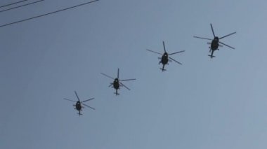 Hava Kuvvetleri ordusu helikopter sinek şehrin üzerinde göster.