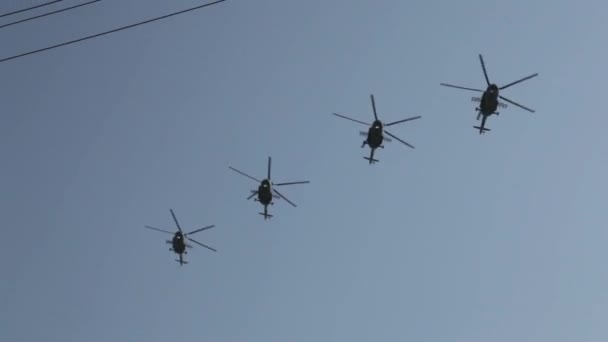 Военно-воздушные силы показывают, что вертолет армии пролетает над городом — стоковое видео