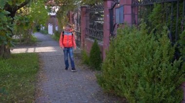 on yaşında bir öğrenci, bir sonbahar sokakta, sırtında bir sırt çantası ile okuldan bir park, bir balıkçı teknesine gider. Ağır çekim