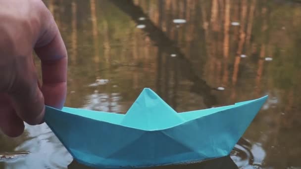 Bluei paper segeln Segelboot auf dem Wasser. Fluss, — Stockvideo