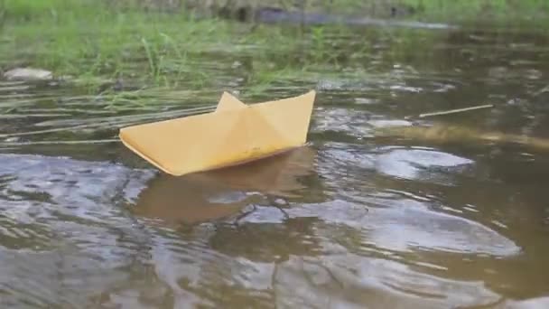 Barco a vela de papel bluei navegando na água. Rio , — Vídeo de Stock