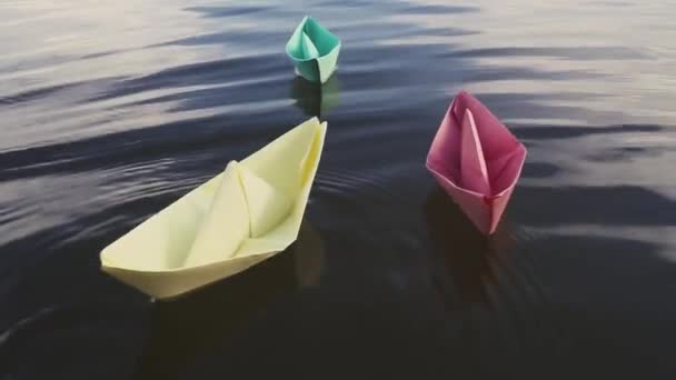 Bluei velero de papel navegando en el agua. Río, lago, mar . — Vídeos de Stock