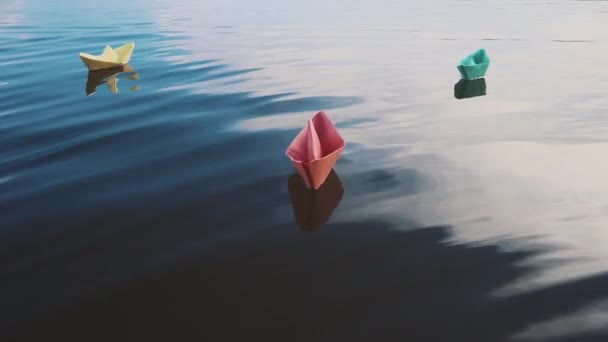 Barco a vela de papel bluei navegando na água. Rio, lago, mar . — Vídeo de Stock