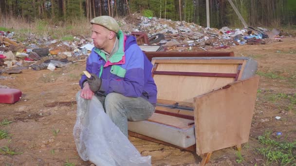 Dakloze man eet bij de dump sociale video — Stockvideo