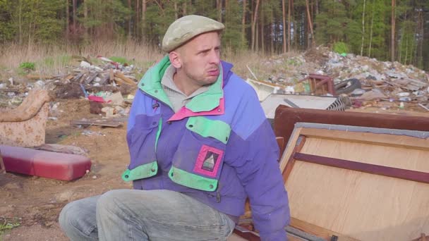 Homeless man eats at the dump social video — Stock Video