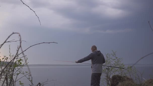 Pescador termina de pesca no lago pela manhã , — Vídeo de Stock