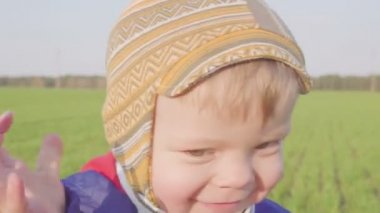 bir yıl yaşlı erkek çocuk genç buğday alanında gider. Portre