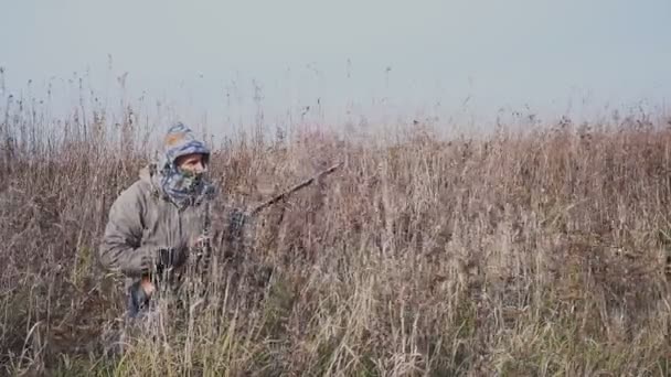 Hunter atirando de uma espingarda de caça em animais. Javali selvagem, alce, veado . — Vídeo de Stock