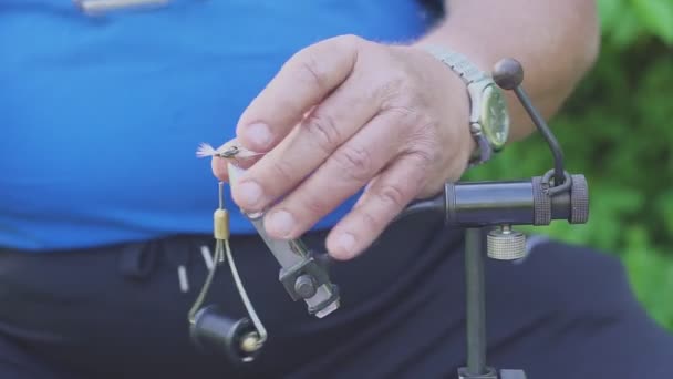 Mann bindet Fliege für Fliegenfischen. Selber machen — Stockvideo