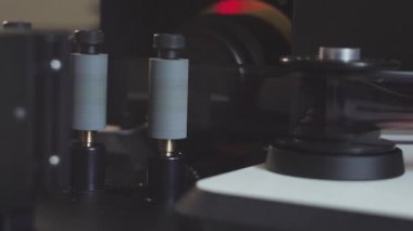 Tarayıcı 35 mm 'lik filmi dijitale tarıyor.
