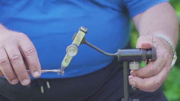 Homme attachant mouche pour la pêche à la mouche. Fais-le toi-même — Video