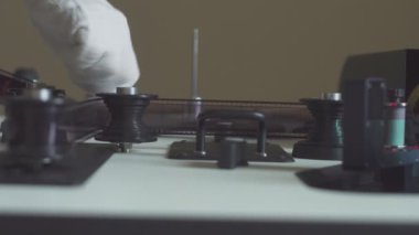 Tarayıcı 35 mm 'lik filmden dijitale tarıyor. Sinema arşivi tarihi video