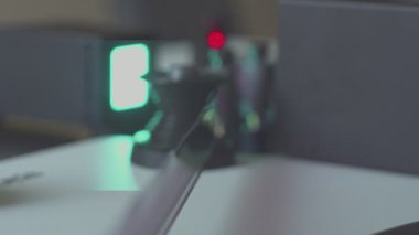 Tarayıcı 35 mm 'lik filmden dijitale tarıyor. Sinema arşivi tarihi video