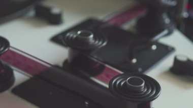Eski film şeridi. Tarayıcı 35 mm 'lik filmi dijitale tarıyor.
