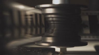 Geceleyin oynayan film projektörü. 35 mm 'lik film şeridi. Makro film çerçevesi