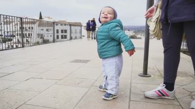 Neşeli dans ediyor ve tarihsel bir yerde çalışır. stedicam ile vurdu. İspanya. Ronda. ağır çekim