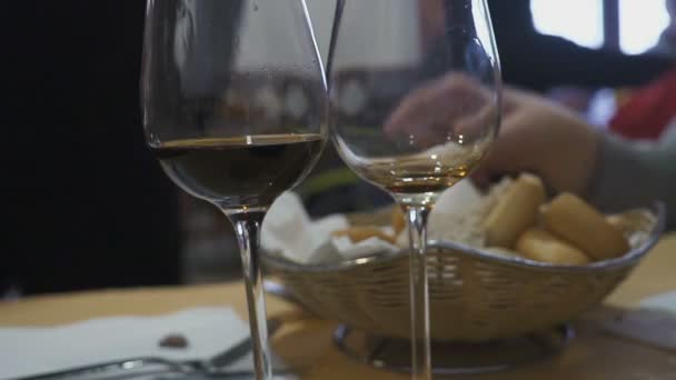 Άνθρωπος ρίχνει το κρασί σε ποτήρια σε ένα πάρτι — Αρχείο Βίντεο