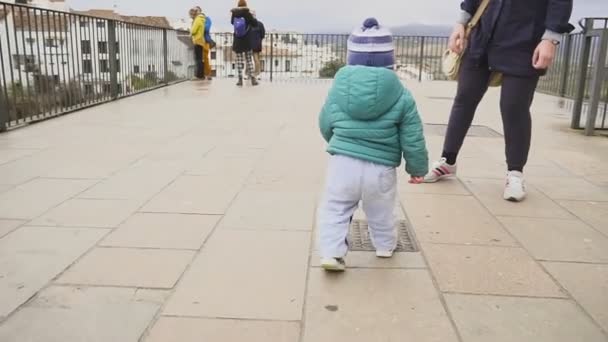Χαρούμενο παιδί χορεύει και τρέχει σε ένα ιστορικό μέρος. πυροβόλησε με stedicam. Ισπανία. Ronda. αργή κίνηση — Αρχείο Βίντεο