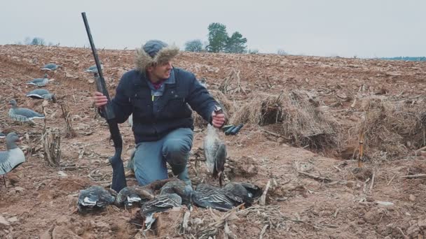 Ευτυχισμένος κυνηγός με χήνες. Κυνηγός χήνας. κυνηγετικό τρόπαιο — Αρχείο Βίντεο