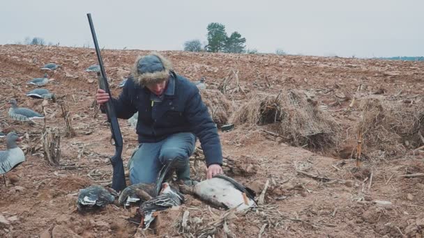 Ευτυχισμένος κυνηγός με χήνες. Κυνηγός χήνας. κυνηγετικό τρόπαιο — Αρχείο Βίντεο