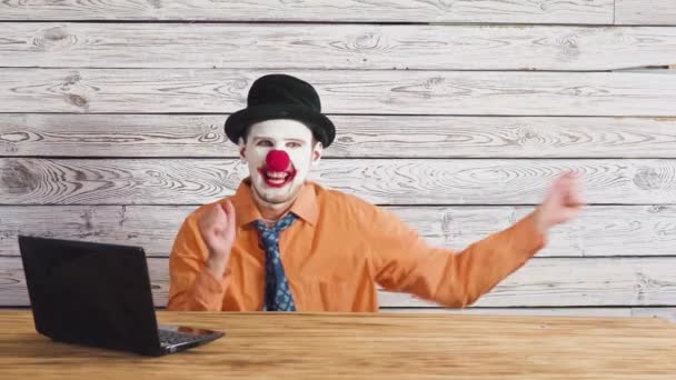 Büroarbeiter-Clown, Clown-Konzept bei der Arbeit. Geschäftsmann am Computer, Arbeit am Laptop. — Stockvideo