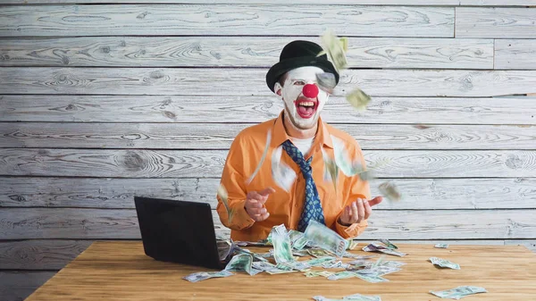 Palyaço işadamı elinde para ile. Kavramı üzerinde para ile büyük patron.