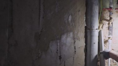 İnşaat işçisinin eli inşaat alanında beton sıva kullanarak duvar ve kiriş yapıştırıyor.