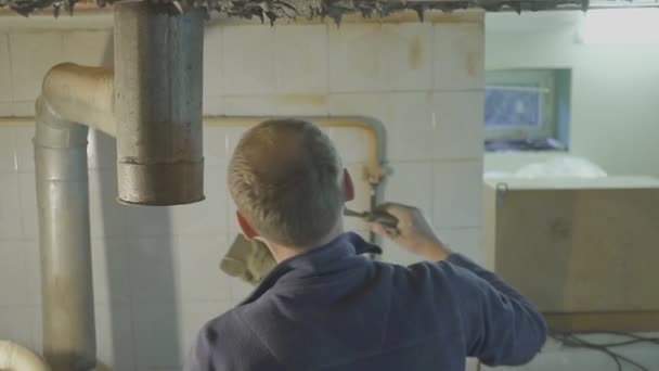 Construction worker is plastering wall and beam using cement plaster HD — 비디오