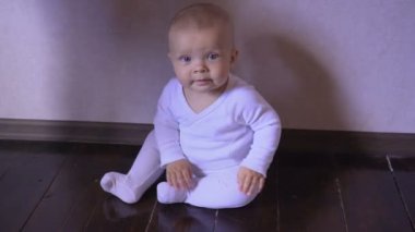 Küçük mutlu aşçı kepçesiyle tepsiyi vurup gülüyor.