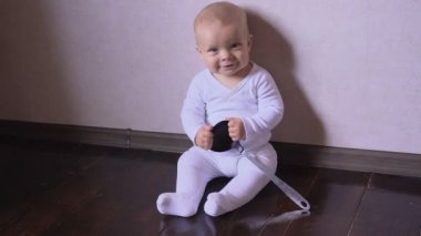 Küçük mutlu aşçı kepçesiyle tepsiyi vurup gülüyor.