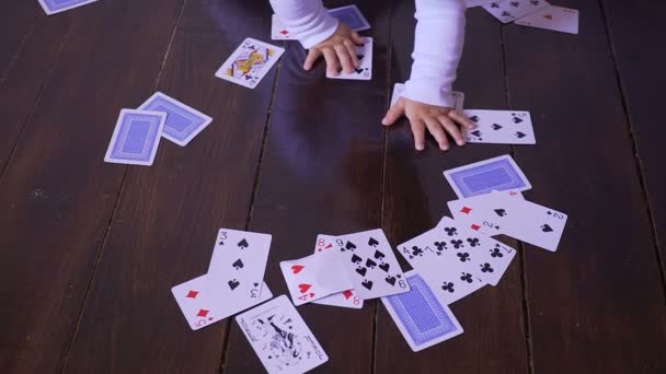 Видео где мальчик с девочкой играют в карты pari match league