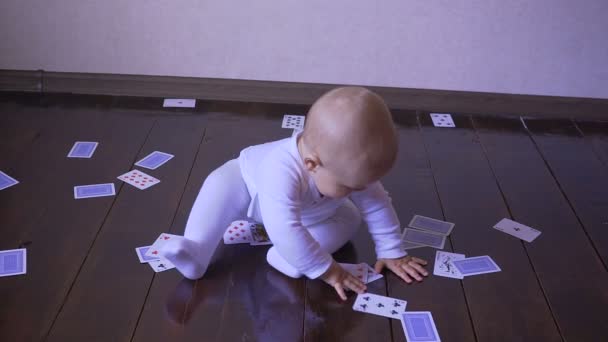 Pasgeboren baby speelt de speelkaarten in de kamer — Stockvideo