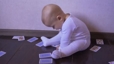 Yeni doğan bebek odasında iskambil oynar