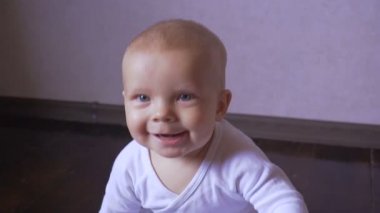 Küçük mutlu aşçı kepçesiyle tepsiyi vurup gülüyor.