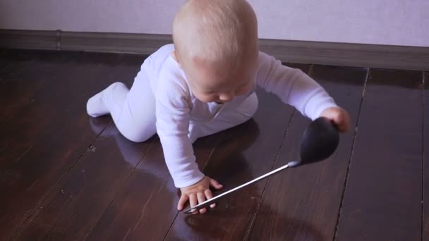 Joyeux petit chef avec une louche frappant sur une casserole et riant — Video